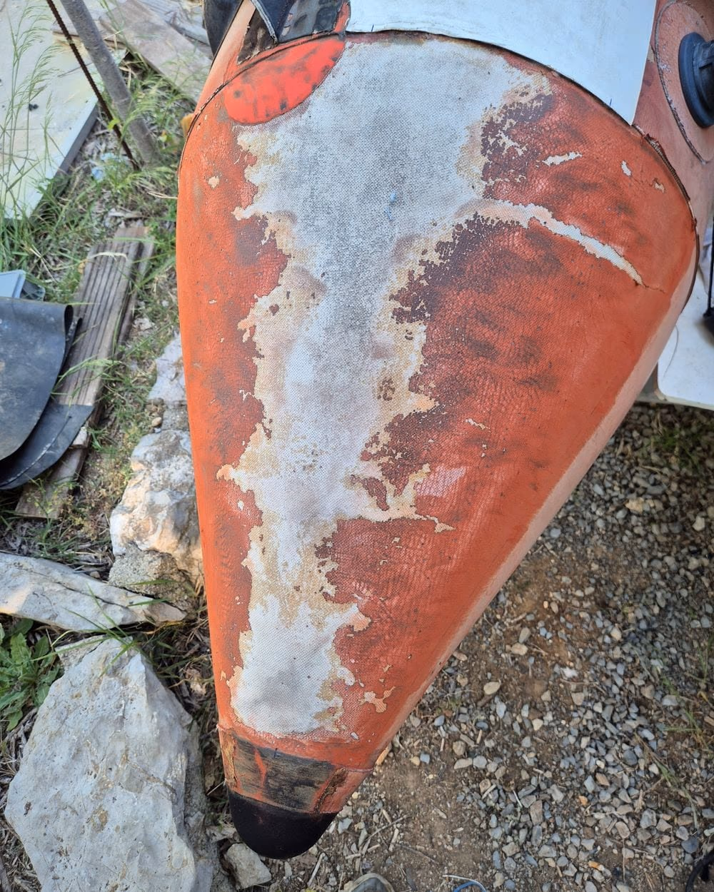 Étrave de bateau oxydée et piquée par le sel, avant reprise de la peinture
