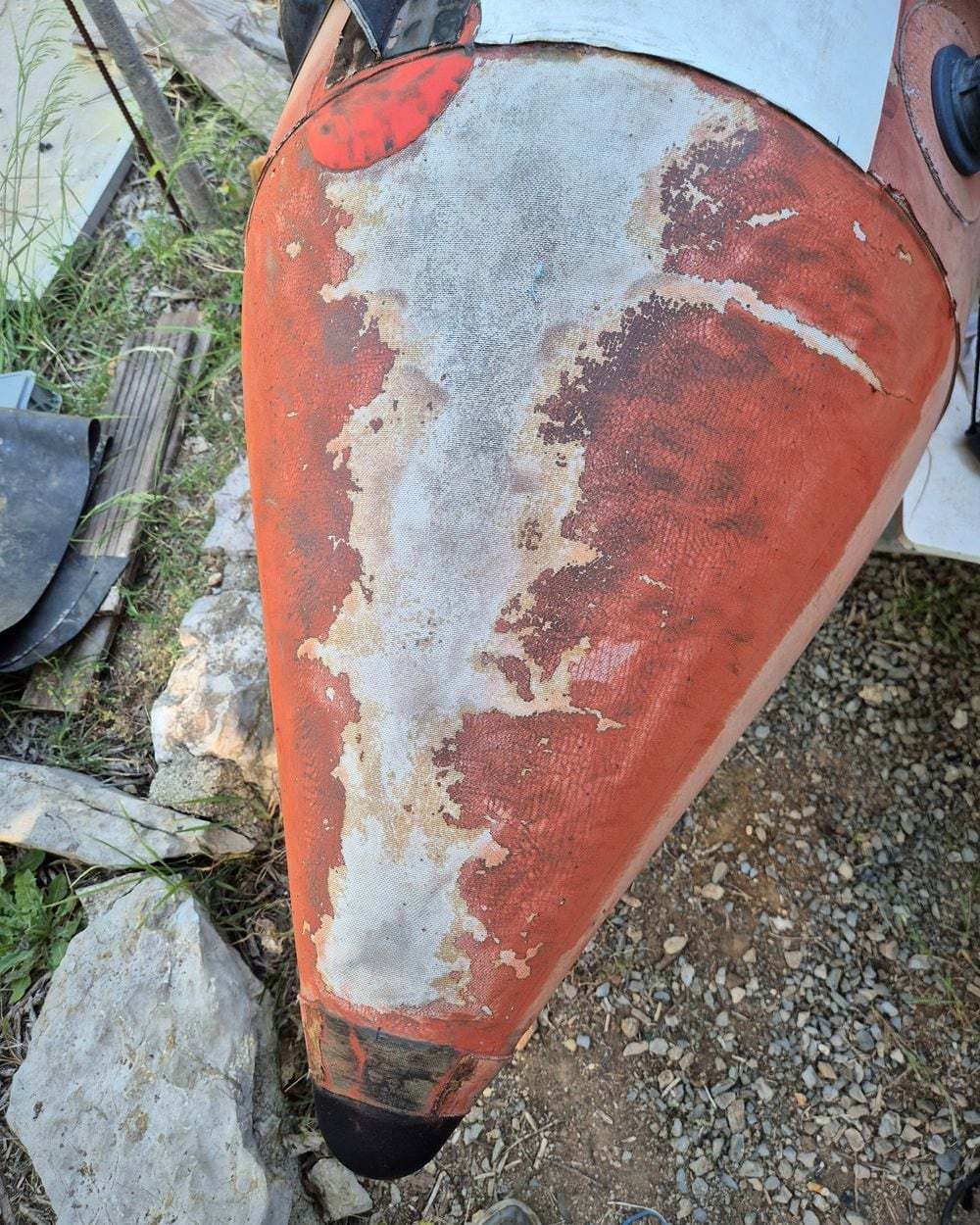 Étrave de bateau oxydée et piquée par le sel, avant reprise de la peinture