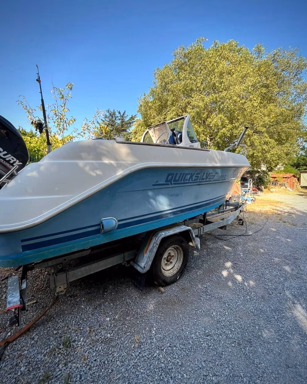 Bateau Quicksilver à coque turquoise usée, avant reprise de la peinture