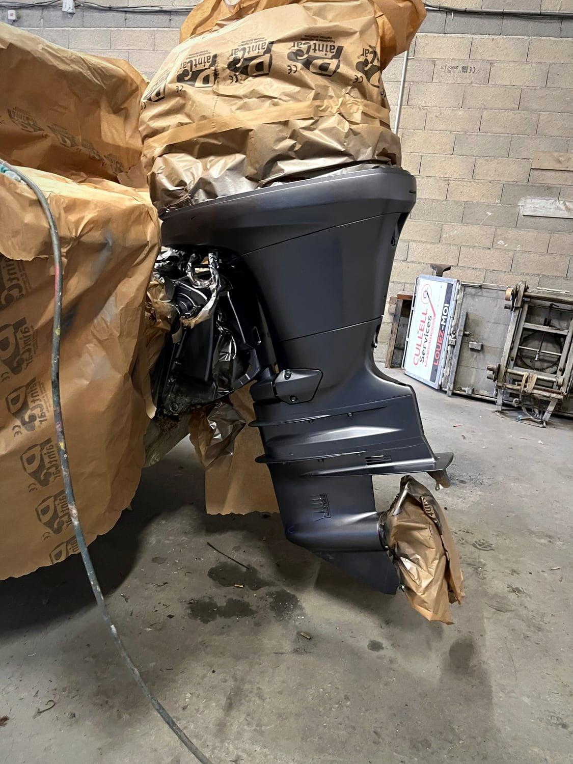 Moteur de bateau repeint en gris anthracite dans la teinte du constructeur
