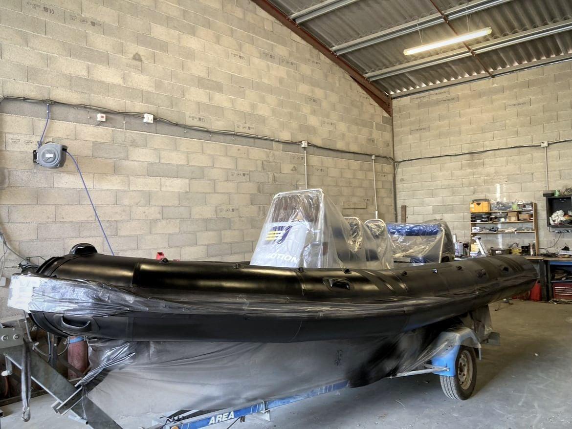Coque de bateau repeinte en noir profond