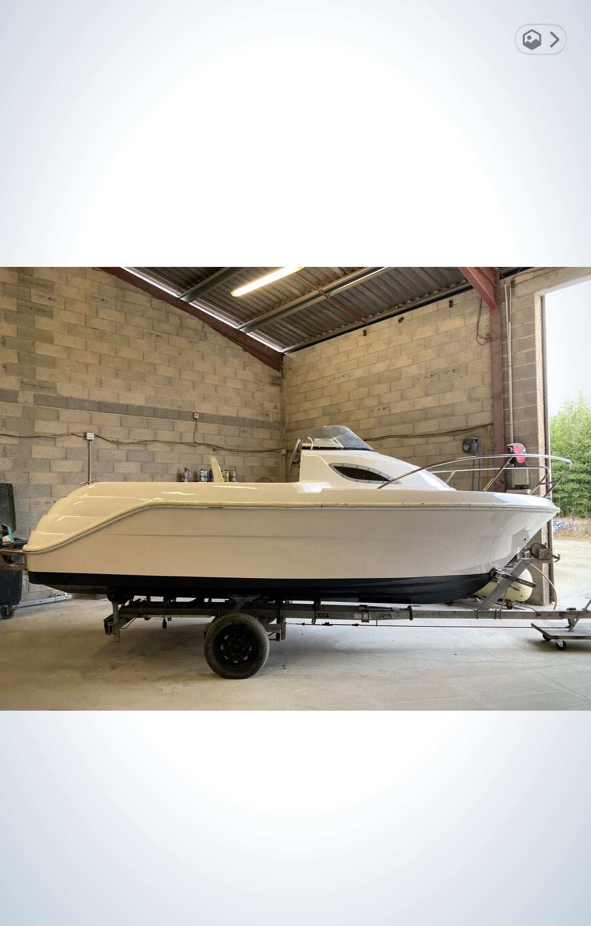 Bateau préparé et masqué par SAM BOAT, prêt pour la mise en peinture, atelier de Montpellier